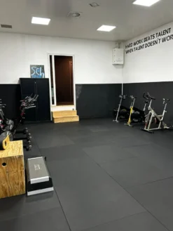 Flow Fitness Rubberen Tegel - 100 x 100 cm - Inclusief Connector